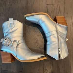 Stylish Silver Cowboy Boots - Alma en Pena